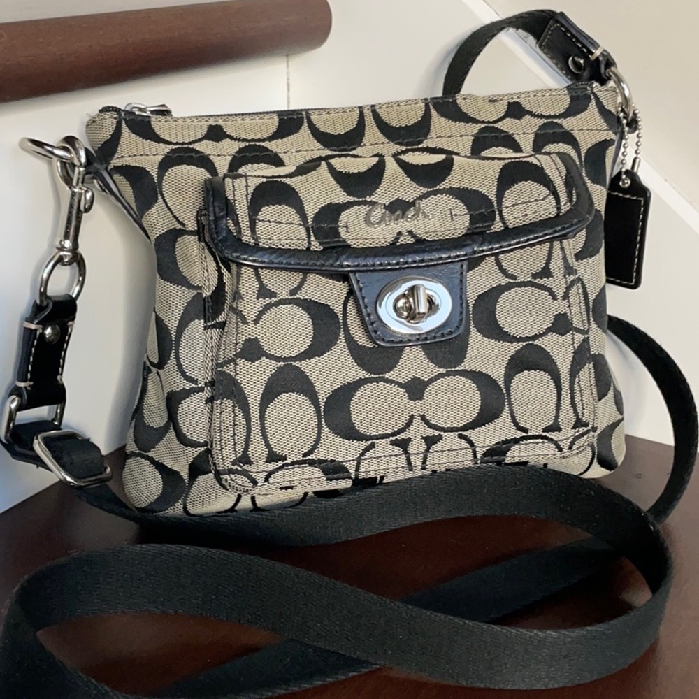 Coach Signature Crossbody  Handbag  Shoulder bag Purse. Gently used.